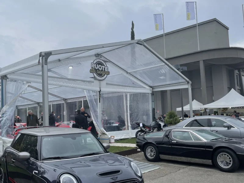 Noleggio tendostrutture bifalda per esposizioni - IDEAstand